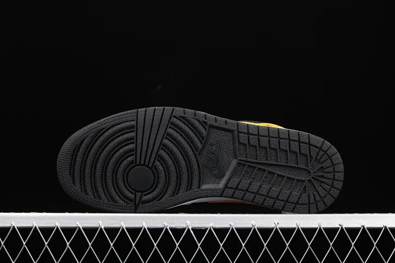 All categories Air Jordan Jordan series basketball shoes Air Jordan 1 Mid G version pure original Air Jordan 1 Mid AJ1 Joe 1 white and yellow Zhongbang basketball shoes 554724-170